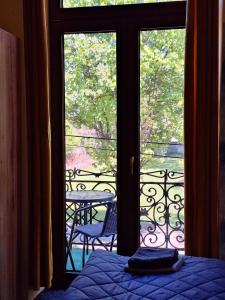 扎维尔切Za zieloną bramą的一间卧室设有一张床,享有阳台的景色