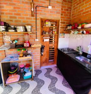 卡诺格布拉达Canoa Roots Hostel & Camping的一个带柜台和水槽的厨房