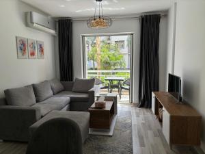 MadinatyLuxury Inn:2BR Amazing Garden View in Madinaty B10的带沙发和电视的客厅