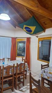 乌斯怀亚Casa céntrica compartida的一间带桌椅和国旗的用餐室