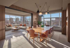 纽约ModernHaus SoHo的用餐室以及带桌椅的起居室。