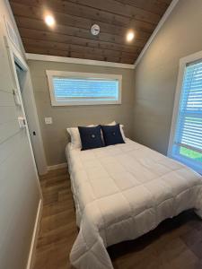 Strawberry PlainsRiverfront Tiny House- Amazing Views #555的一张位于小房间的大型床,设有窗户