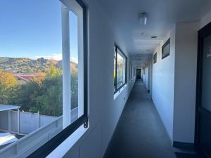 纳皮尔Ballina Motel的美景建筑的走廊,设有窗户