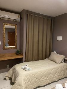 瓜拉派瑞黑山旅馆及Spa的一间卧室配有一张床,床上有毛巾