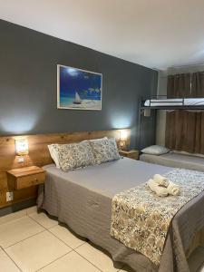瓜拉派瑞黑山旅馆及Spa的一间卧室配有一张床,上面有两条毛巾