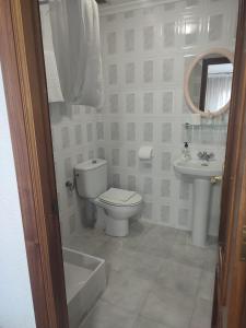 索拉雷斯Pensión Rada的白色的浴室设有卫生间和水槽。