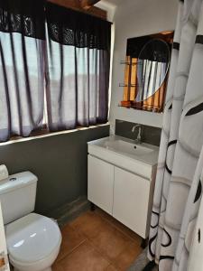 圣玛丽亚Blue eagle Guesthouse的一间带卫生间和水槽的浴室