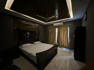 伊斯兰堡Villa Islamabad Central Hill View Park View的一间卧室配有一张床和吊扇