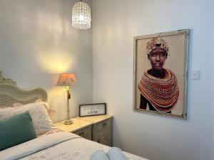 珀斯Koombana Escape的卧室墙上有一张女人的照片