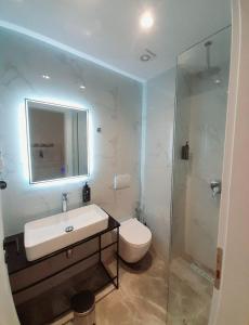 卡萨米尔GB Rooms的一间带水槽、卫生间和淋浴的浴室