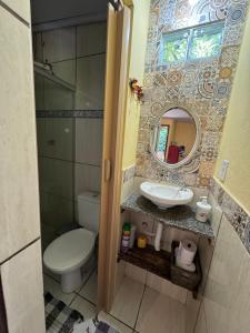安格拉杜斯雷斯Chalé Maria Bonita - Ilha Grande, RJ的一间带卫生间、水槽和镜子的浴室