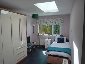 戈尔韦Ardan Mhuire的一间小卧室,配有床和窗户