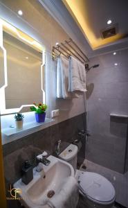开罗tourist hotels cairo downtown的浴室配有白色卫生间和盥洗盆。