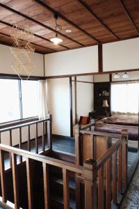 中津川市Guesthouse SHIGI的客房设有两张床和一个阳台。