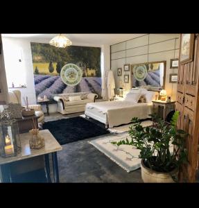 弗朗卡Body & Mind Beautiful - Suites Elegantes e Charmosas的一间卧室设有一张床和一间客厅。