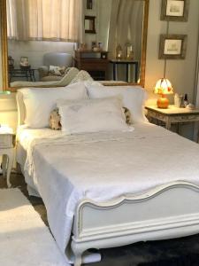 弗朗卡Body & Mind Beautiful - Suites Elegantes e Charmosas的一张白色的床,上面有泰迪熊