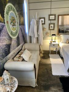 弗朗卡Body & Mind Beautiful - Suites Elegantes e Charmosas的客房设有床、沙发和桌子。