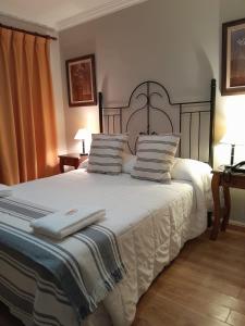 胡宁Hotel Azul Junin的卧室配有一张带白色床单和枕头的大床。