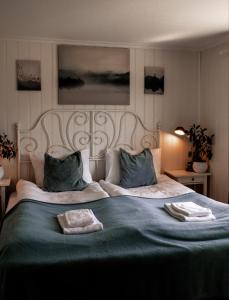 BjørkheimFjellhagen的一间卧室配有一张大床和两条毛巾
