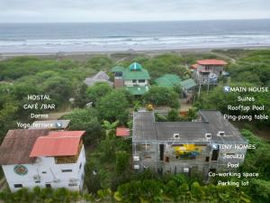 Las TunasHermanos Perdidos Surf的海滩附近房屋的空中景致