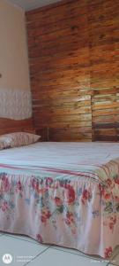 圣阿马鲁pousada shalon e host holly land的一间卧室配有一张木墙床