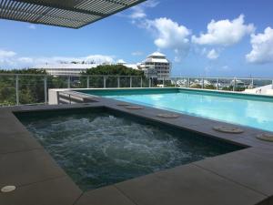 Cairns Private Apartments内部或周边的泳池