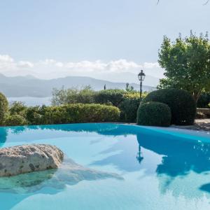 利吉亚Lefkada Collection Villas的享有水景的游泳池