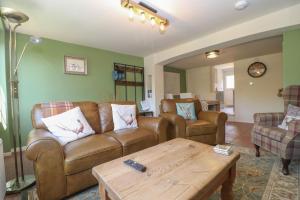 AldringhamKnodishall - Newly renovated 2 bed holiday home, near Aldeburgh, Leiston and Thorpeness的客厅配有两张沙发和一张咖啡桌