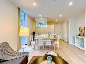 墨尔本BPM Brighton APT with Garden LG1的用餐室以及带桌椅的厨房。