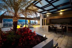 基多GOYA Suites y Comfort的一个带棕榈树和用餐区的庭院