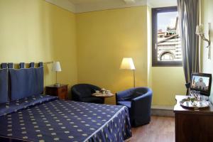 佛罗伦萨佛罗伦萨景致食宿酒店的酒店客房带床、椅子和窗户