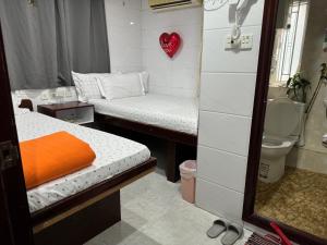 香港Relaince lucky home的小房间设有两张床和卫生间