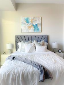 亚特兰大The Bleu Oasis的白色的床、白色床单和枕头