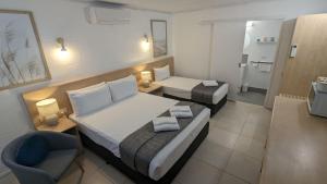 卡伦德拉卡拉德拉莫法特海滩汽车旅馆的小房间设有两张床和椅子