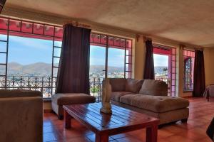 瓜纳华托巧克力套房公寓式酒店的带沙发、桌子和窗户的客厅