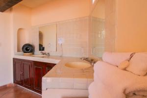瓜纳华托巧克力套房公寓式酒店的一间带水槽和镜子的浴室