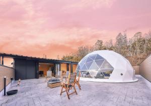 山中湖村VISION GLAMPING Resort & Spa 山中湖 ビジョングランピングリゾート山中湖的屋顶顶棚帐篷
