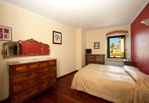 萨尔扎纳维奇亚洛坎达酒店的一间卧室配有一张床、一个梳妆台和一扇窗户。