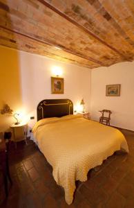 萨尔扎纳维奇亚洛坎达酒店的一间卧室设有一张大床和木制天花板