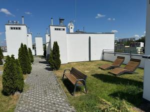 奥尔什丁Apartament Sikorskiego Olsztyn - NAJLEPSZY WIDOK的建筑物屋顶上的两长椅