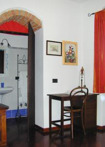 萨尔扎纳维奇亚洛坎达酒店的一间带桌子和水槽的用餐室