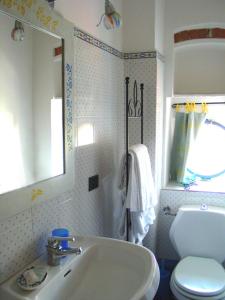 萨尔扎纳维奇亚洛坎达酒店的一间带水槽、卫生间和镜子的浴室