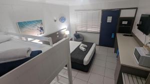卡伦德拉卡拉德拉莫法特海滩汽车旅馆的小房间设有一张床和一间浴室
