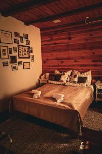 埃格尔Kisház Apartman的一间卧室设有一张带木墙的大床