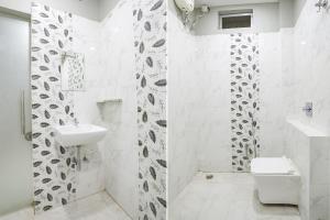 比莱FabHotel The Bell的白色的浴室设有水槽和卫生间。
