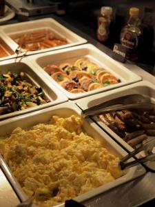 奥洛穆茨Theresian Hotel的托盘中各种食物的自助餐