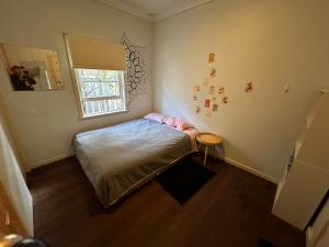 珀斯Chimu Home-Hostel的一间小卧室,配有床和窗户