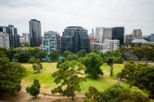 墨尔本Luxury Melbourne with Albert Park Views的城市里树木和建筑林立的公园