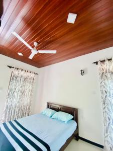 波隆纳鲁沃Geethani Tourist Home Polonnaruwa的一间卧室设有一张木天花板床。