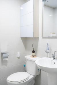 富川市Goose Stay的白色的浴室设有卫生间和水槽。